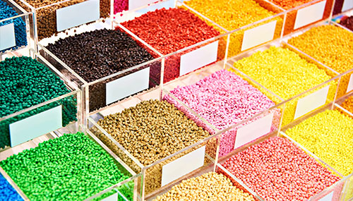 Buntes körniges Polymer aus Kunststoff